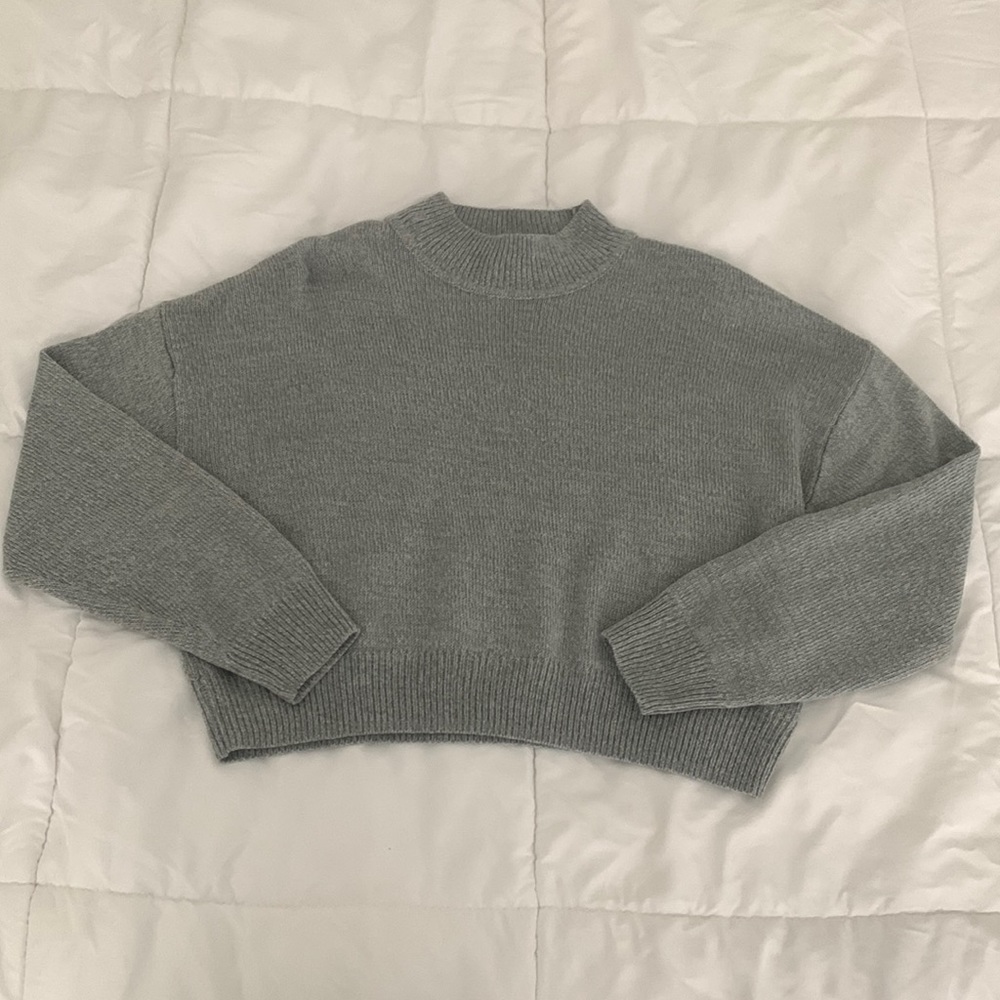 H&M Cropped Grey Turtle Neck Sweater Size M